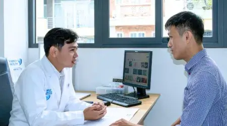 ThS.BS Trần Thái Hoà tư vấn bệnh nhân